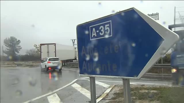 La borrasca Gloria obliga a cortar decenas de carreteras en Alicante y Valencia