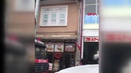 Afyonkarahisar çatıda mahsur kalan kediyi itfaiye kurtardı