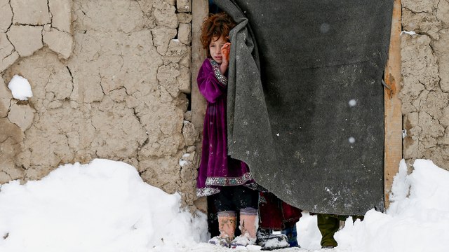 البرد والعواصف الثلجية تهدد حياة السكان شمال غربي أفغانستان