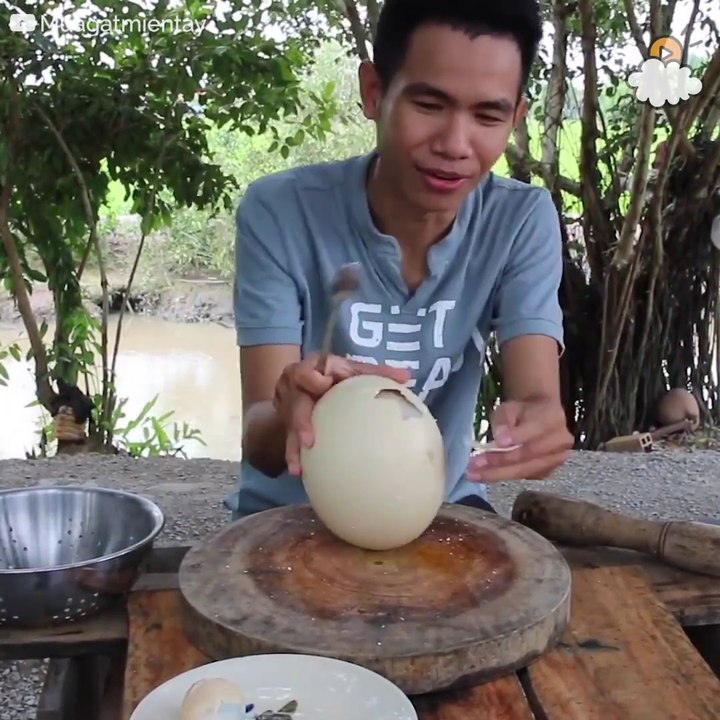 Il cuisine un oeuf d'autruche énorme... oeuf dur pour 10 personnes