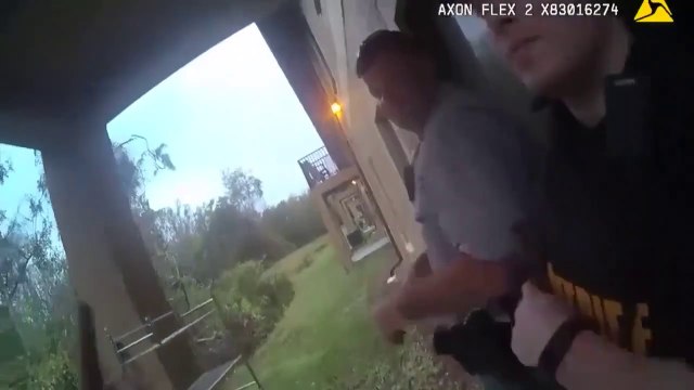 Il s'échappe en sautant par le balcon... Et tombe sur les policiers.