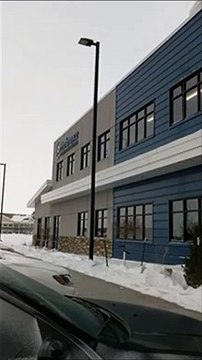 Les lampadaires aussi ont froid... celui-ci grelotte dans la neige