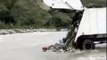 Ce camion poubelle décharge ses déchets dans le fleuve en Équateur