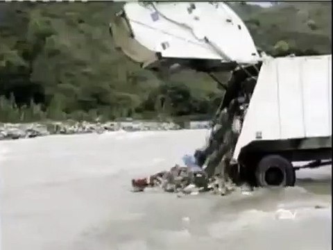 Ce camion poubelle décharge ses déchets dans le fleuve en Équateur