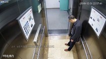 Epuisé il s'endort debout dans l'ascenseur au travail !