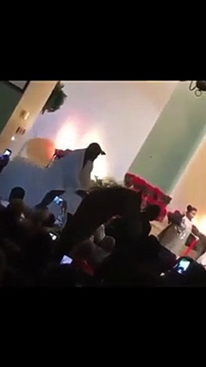 Kanye West tombe d'un cheval dans une église !