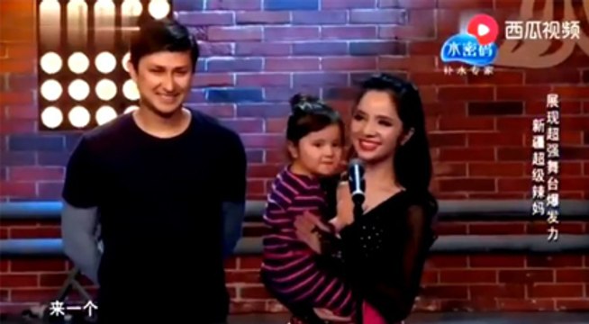 Uygurlu ailenin dansına hayran kaldılar