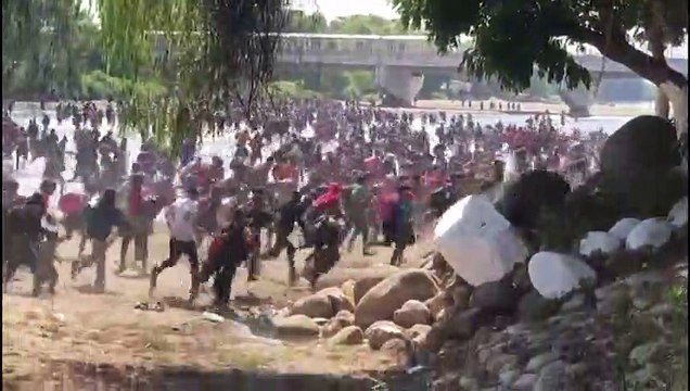 México busca contener a caravana de migrantes que intenta cruzar desde Guatemala
