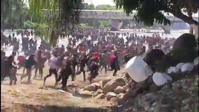 México busca contener a caravana de migrantes que intenta cruzar desde Guatemala