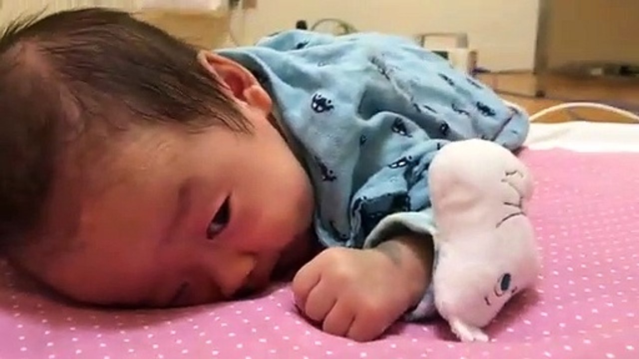 【修正2ヶ月】うつ伏せ練習からの白目