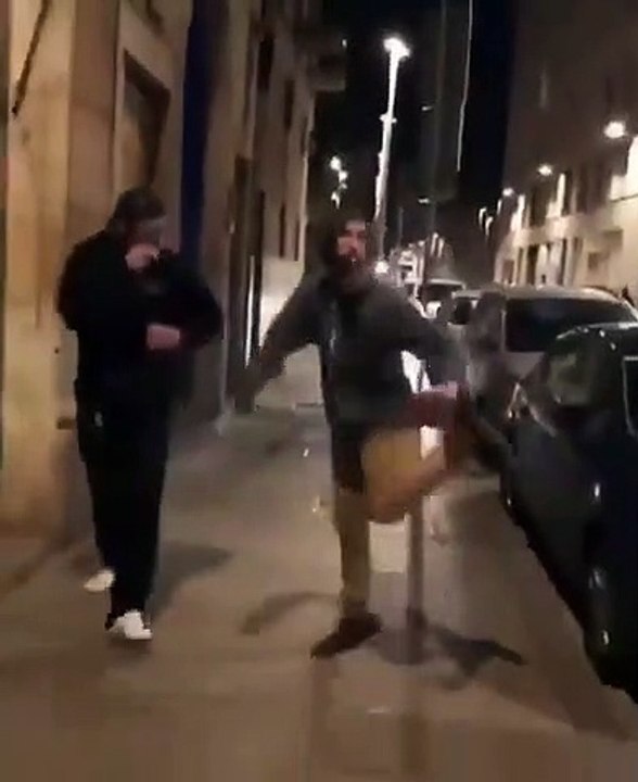 Un homme ivre choisit le mauvais moment pour inventer des pas de danse