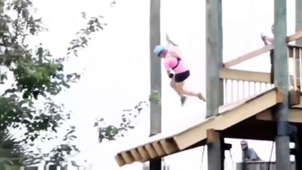 Une femme à deux doigts de se faire croquer par un alligator en faisant de la tyrolienne