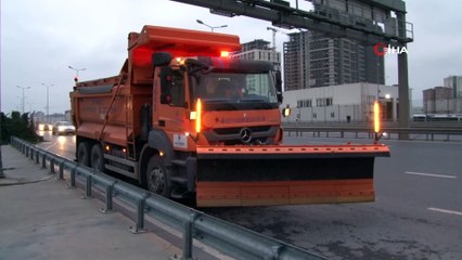İstanbul'da kar küreme araçları yollara çıktı