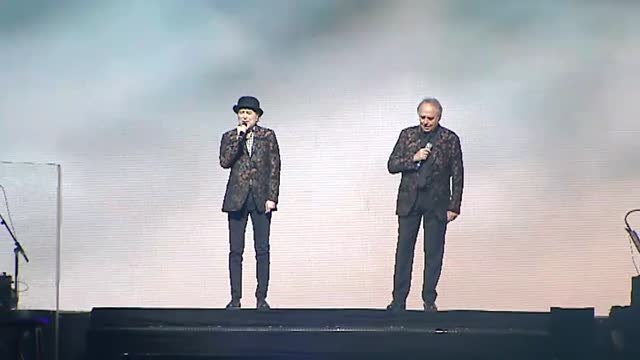 Sabina y Serrat hacen las delicias de miles de fans en su primer concierto en Madrid