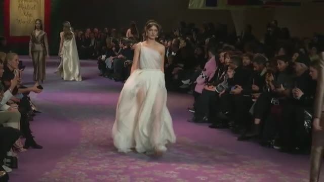 Christian Dior lleva la antigua Grecia a la pasarela de la Alta Costura de París