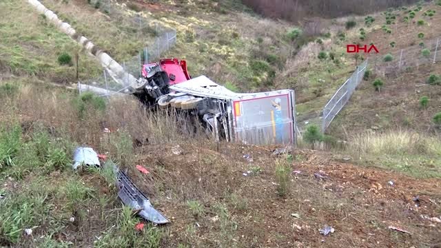 İstanbul-kuzey marmara otoyolu'nda tır şarampole yuvarlandı