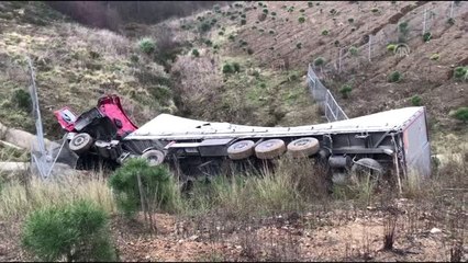 Beykoz'da dereye yuvarlanan tırın sürücüsü yaralandı