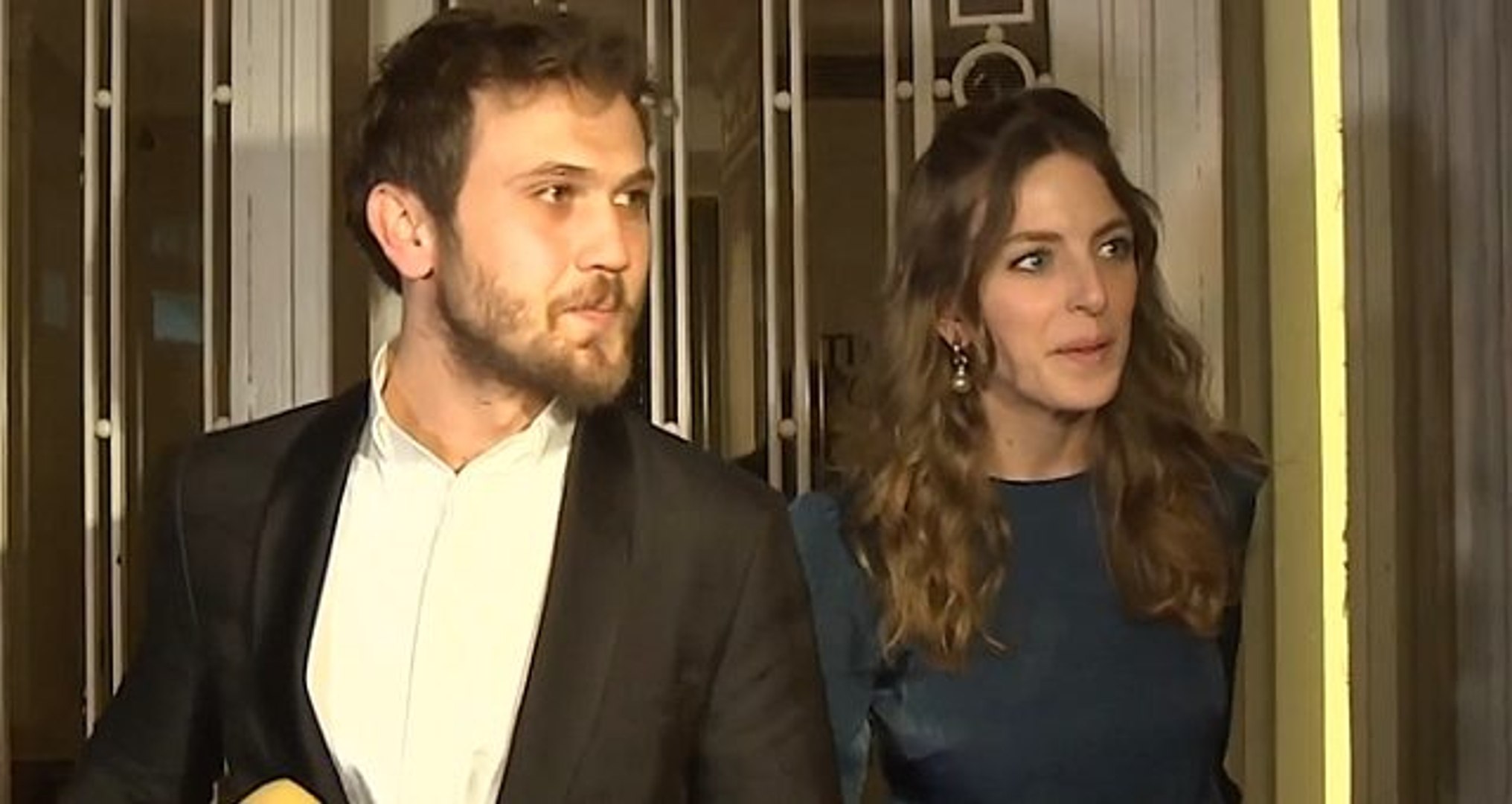 Bir Dugune Katilan Oyuncu Bige Onal Ruzgarin Esmesiyle Frikik Verdi Dailymotion Video