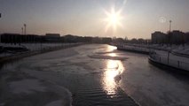 Soğuk hava nedeniyle dere ve nehirlerin yüzeyi buz tuttu