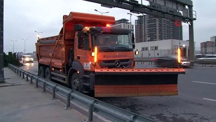 İstanbul'da kar küreme araçları yollara çıktı