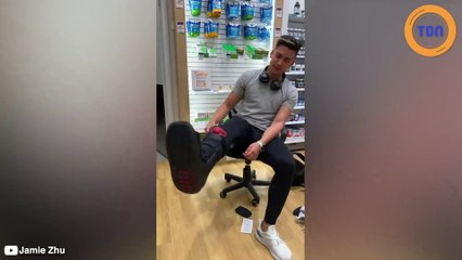 Il vous montre une technique très simple pour être en classe affaires en avion !