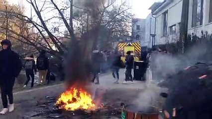 Réforme du bac à Annecy : feu devant le lycée, épreuves reportées
