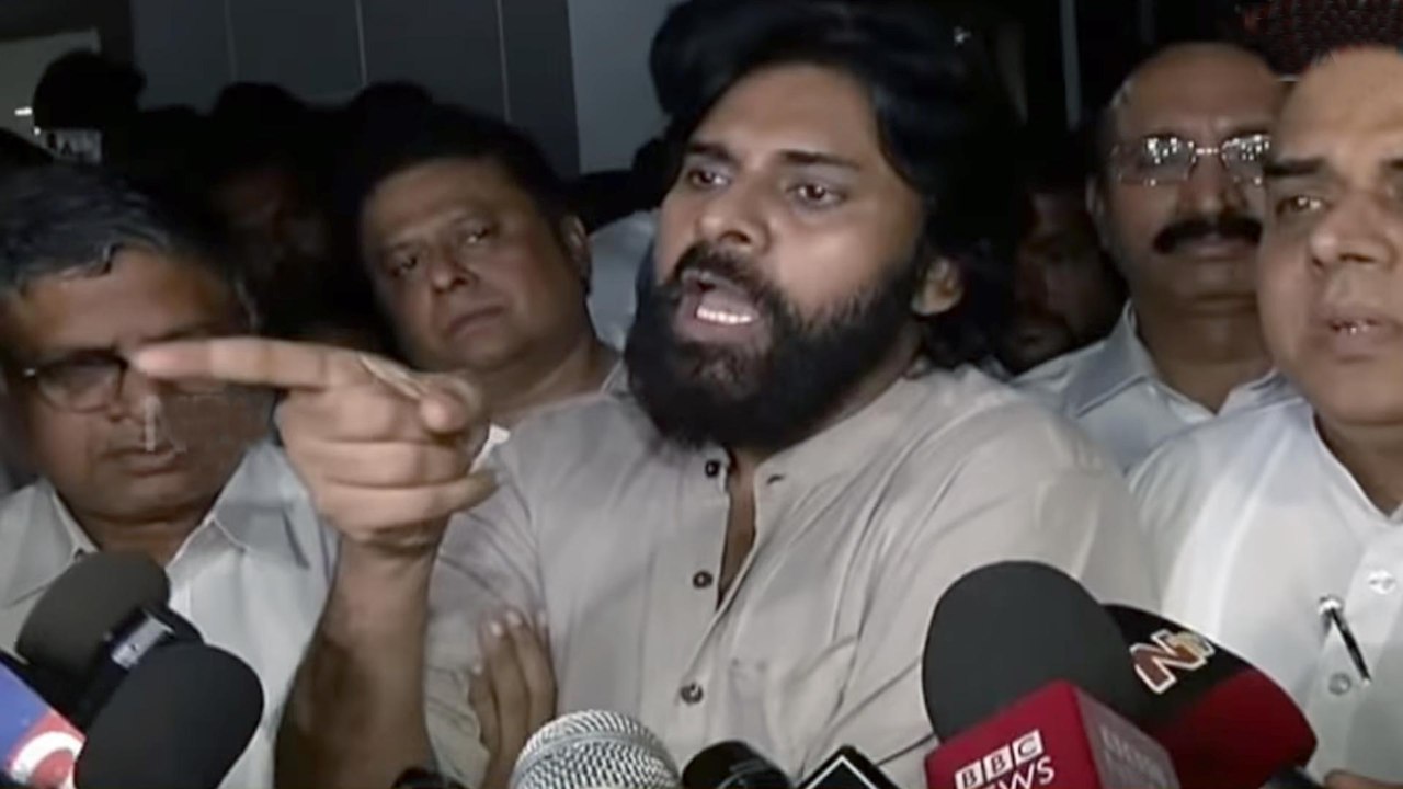 Pawan Kalyan Slams YS Jagan Mohan Reddy || AP 3 Capitals Issue || Oneindia Telugu