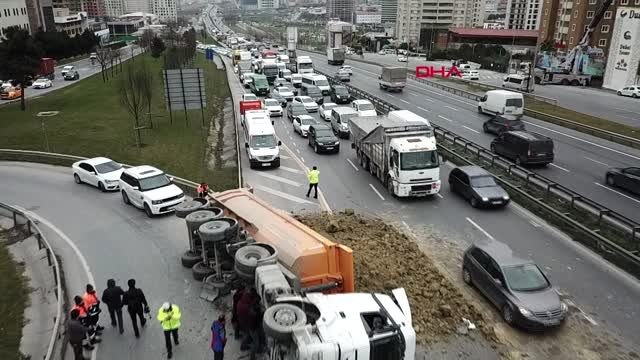 Esenyurt tem bağlantı yolu'nda hafriyat tırı devrildi; uzun araç kuyrukları oluştu 3