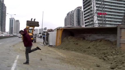 Esenyurt tem bağlantı yolu'nda hafriyat tırı devrildi; uzun araç kuyrukları oluştu 4