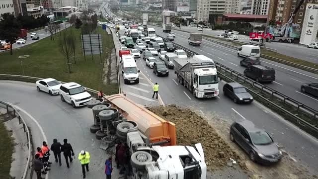 Esenyurt tem bağlantı yolu'nda hafriyat tırı devrildi; uzun araç kuyrukları oluştu 3 yeniden.