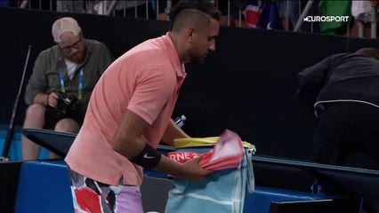 Des serviettes et... une peau de banane : le Père Noël Kyrgios a été généreux avec le public !