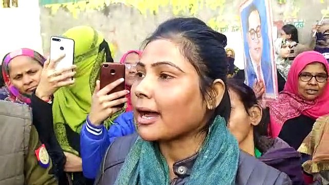 इटावा में सीएए के विरोध में धरने बैठी महिलाएं