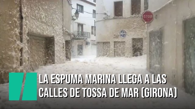 La espuma marina cubre las calles de Tossa de Mar (Girona)