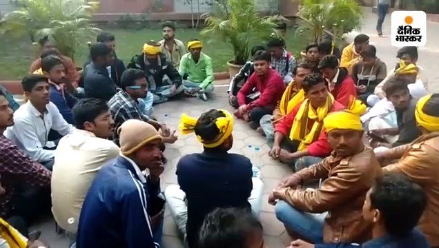 एमपीपीएसी परीक्षा में पूछे गए विवादित सवाल पर बवाल, जयस के साथ धरने पर बैठा भील समाज