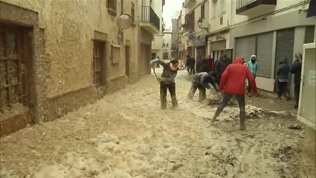 Espectacular imagen del casco viejo de Tossa de Mar cubierto por espuma batida del mar