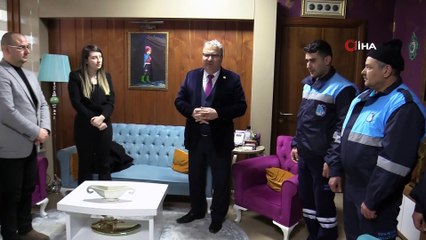 Temizlik işçileri, çöpte bulduğu 90 bin liralık çeki sahibine ulaştırdı