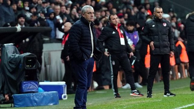 Rıza Çalımbay, röportaj verirken transfer görüşmesi yaptı