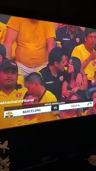 Un homme se fait griller par une Kisscam