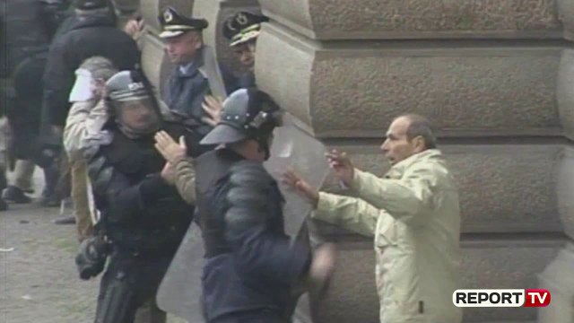 Report TV -Sot 9 vite nga 21 Janari/ Familjarët e 4 viktimave homazhe në bulevard