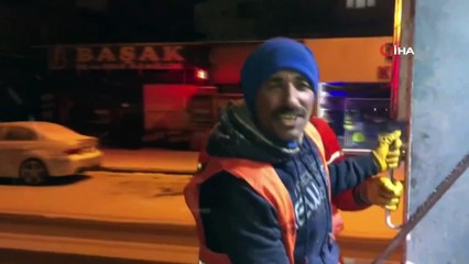 Sokakları türkülerle temizledi
