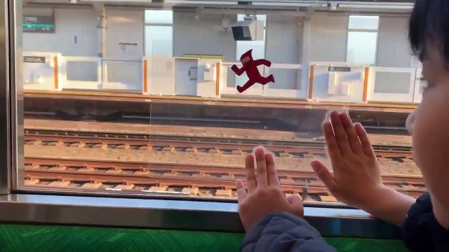 Mignon : Un enfant s'amuse en utilisant avec une feuille transparente et la vitre d'un train