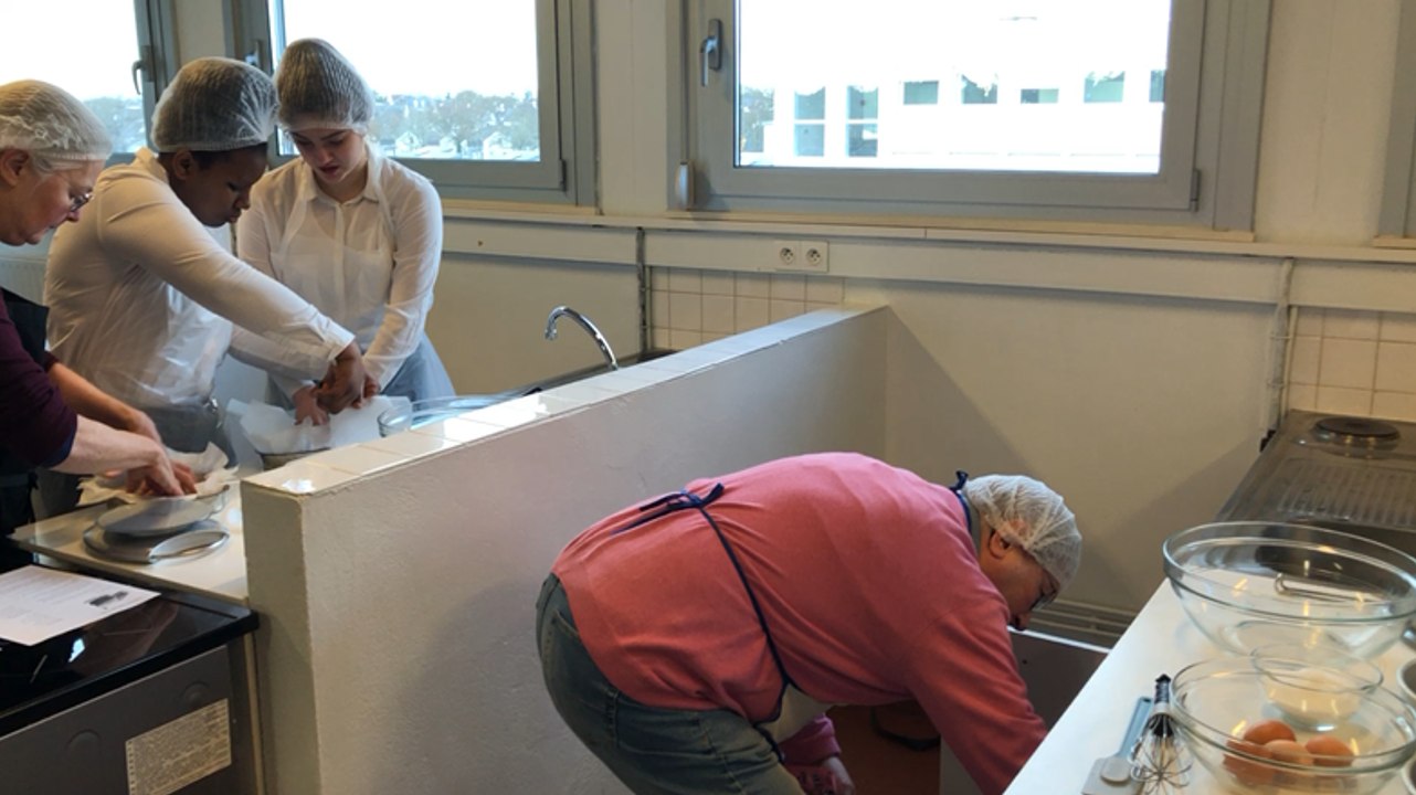 A Jean-Moulin on cuisine en anglais