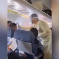 Virus en Chine: Des médecins prennent la température de tous les passagers d'un avion