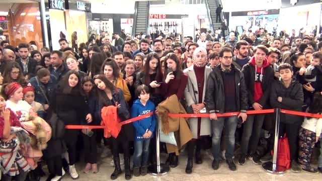 Baba Parası filminin başrol oyuncuları askeri kamuflaj giyip izleyiciyle buluştu