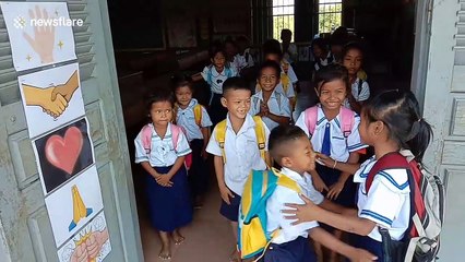 Khmer pupils use adorable ways to say goodbye to classmates