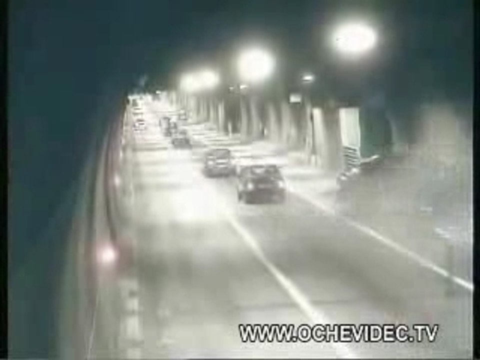 Crash auto incidente tunnel incredibile incredible..!!!