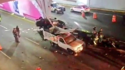 Auto vuelca en Circuito Interior; hay 2 muertos