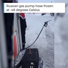 Video herunterladen: Quand les tuyaux de pompe à essence gèlent tellement il fait froid en russie