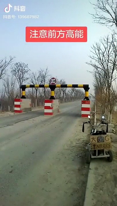 Un portique pour limiter la vitesse des grosses voitures... pas certain que ça marche