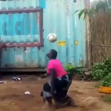 Découvrez le talent et l’aisance technique incroyable de cette femme pour un jeu de tête.